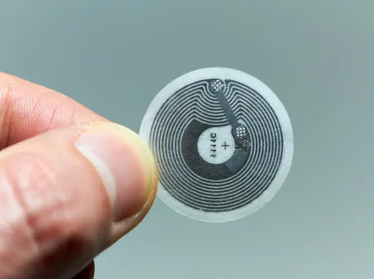 Paano mag -sticker ng ues nfc?