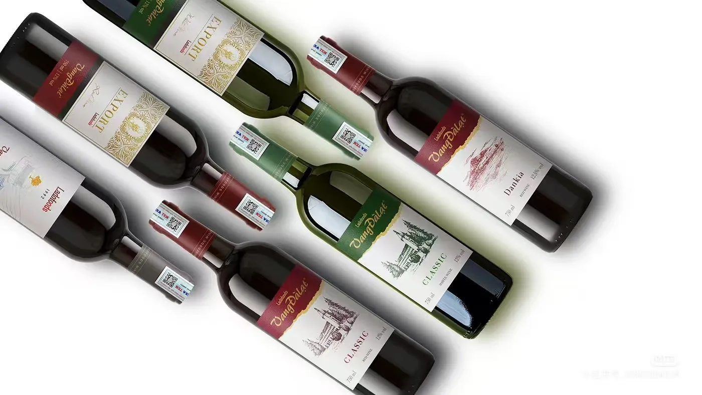 Anong mga diskarte ang karaniwang ginagamit para sa mga label ng alak?