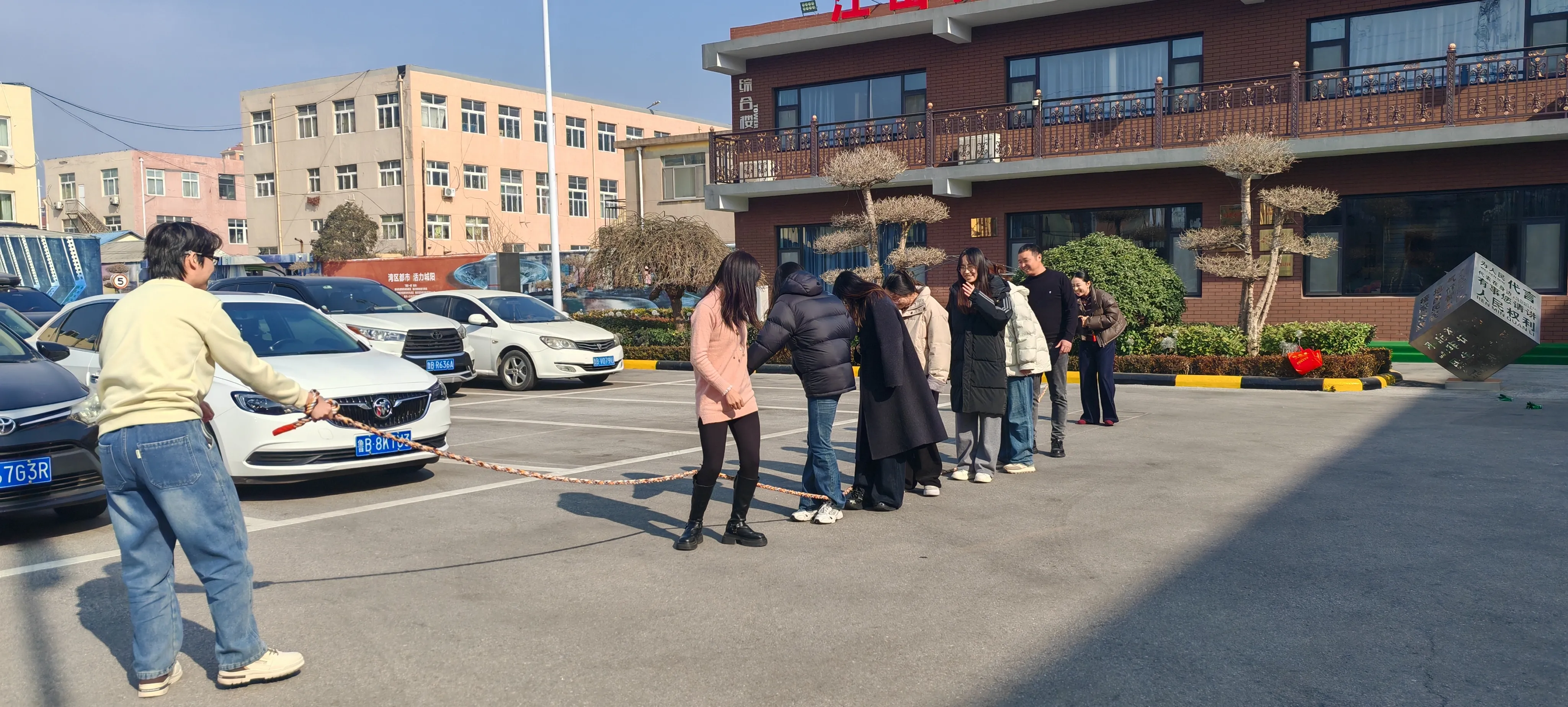 Ang Diwa ng Koponan ay Pumataas sa JOJO Pack